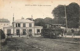 Isigny Sur Mer * La Gare De La Commune * Vue Intérieure * Locomotive * Ligne Chemin De Fer - Other & Unclassified