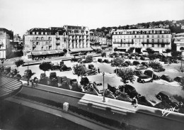 Trouville * La Place Maréchal Foch * Hôtel Bellevue * Café Restaurant - Trouville