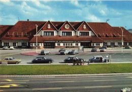 Deauville * Trouville * La Place Et La Gare * Automobile Voiture Ancienne Citroën DS - Deauville