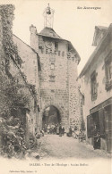 Vic Sur Cère * Rue * Tour De L'horloge Et Ancien Beffroi * Villageois - Sonstige & Ohne Zuordnung