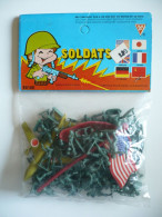 * Sachets De SOLDATS Plastique - NEUF - 1 Drapeau Socle - 1 Avion - U.S.A. - Vintage - Jeu De Foire - Dessin MARKI - M.F - Militaires