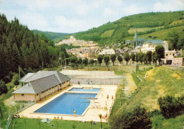 Chaudesaigues * Vue Générale Sur La Piscine , Le Terrain De Sport Et La Ville * Court De Tennis - Autres & Non Classés