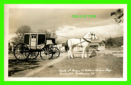 BRATTLEBORO, VT - COACH AND HORSES AT HOLDEN'S ANTIQUE SHOP - CARTE PHOTO - - Sonstige & Ohne Zuordnung