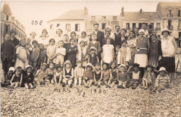 80-MER-LES-BAINS- CARTE PHOTO- GROUPE DE PERSONNE SUR LA PLAGE - Mers Les Bains