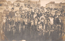 80-MER-LES-BAINS- CARTE PHOTO- GROUPE DE PERSONNE SUR LA PLAGE - Mers Les Bains