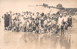 80-MER-LES-BAINS- CARTE PHOTO- GROUPE DE PERSONNE SUR LA PLAGE - Mers Les Bains