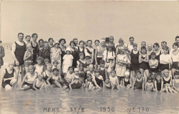 80-MER-LES-BAINS- CARTE PHOTO- GROUPE DE PERSONNES SUR LA PLAGE - Mers Les Bains