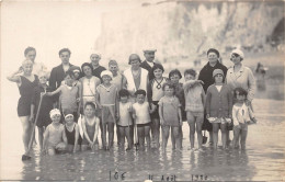 80-MER-LES-BAINS- CARTE PHOTO- GROUPE DE PERSONNES SUR LA PLAGE - Mers Les Bains