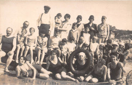 80-MER-LES-BAINS- CARTE PHOTO- GROUPE DE PERSONNES SUR LA PLAGE - Mers Les Bains