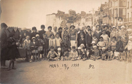 80-MER-LES-BAINS- CARTE PHOTO- GROUPE DE PERSONNES SUR LA PLAGE - Mers Les Bains