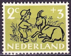 Plaatfout Lichte Vlek Midden Onder De 2 In 1952 Kinderzegels 2 + 3 Ct Groen NVPH 596 PM 1 Ongestempeld - Variedades Y Curiosidades