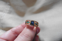 Neuf - Très Belle Bague Plaqué Or Sertie De Zircons Teintés Couleur Saphir Et émeraude T 54 - Ringe