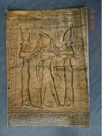 PTOLOMY KING BETWEEN TWO GODDESSES - Musea