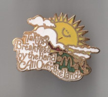 PIN'S THEME MAC  DONALD'S   TAKING BREAKFAST BY THE HAND COLLOVER THE LAND - McDonald's