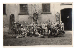 CPA 3382 - MILITARIA - Carte Photo Militaire - Un Groupe De Soldats Jouant De L' Accordéon Et Un Autre Sur Une Moto - Characters