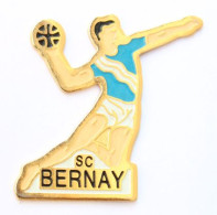 Pin's Bernay (27) - SC BERNAY - Sporting Club Bernay - Le Handballeur - Ivory Ban - M323 - Pallamano