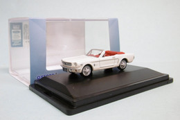 Oxford - FORD MUSTANG CONVERTIBLE 1965 Goldfinger Blanc Voiture US Neuf HO 1/87 - Véhicules Routiers