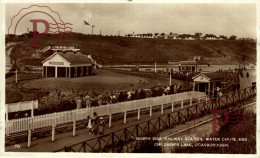 UK. NORTH SIDE RAILWAY STATION, WATER CHUTE AND CHILDREM`S LAKE. SCARBOROUGH - Scarborough