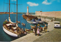 MOLFETTA - BARI - IL PORTO - LA BANCHINA CON IL FARO / PHARE / LIGHTHOUSE - BARCA A VELA - PESCHERECCIO - AUTO - 1982 - Molfetta