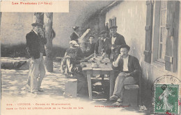 31-LUCHON-GUIDES ET MONTAGNARDS DANS LA COUR DE L'HOTELLERIE DE LA VALLEE DU LYS - Luchon