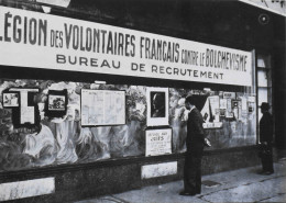 Photo Repro. - Juillet 1941 - Un Des Bureaux De Recrutement Avec Le Portrait Du Maréchal Pétain - TBE - War, Military