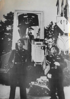 Photo Repro. - Garde D'Honneur Devant Un Monument Aux Morts Milicien - TBE - Krieg, Militär