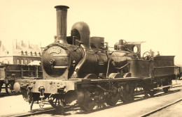 Carte Photo * Train Locomotive Machine N°1954 * Cheminot Conducteur * Gare Dépôt Station * Ligne Chemin De Fer - Trenes