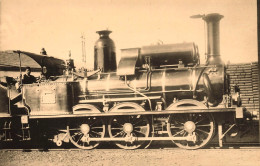 Carte Photo * Train Locomotive Machine N°1275 Cie Lyon Méditerranée * Cheminot Conducteur Gare Dépôt Ligne Chemin De Fer - Trains