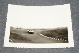 RARE, Photo Ancienne,voiture Ancienne Sur Circuit,originale, 12 Cm. Sur 9 Cm.voiture De Course. - Auto's