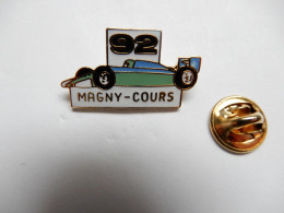 Superbe Pin's En EGF , Auto F3 , Formule 3 , Circuit De Nevers Magny Cours , Signé Logo Motiv - F1