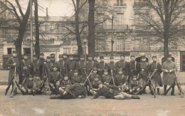 Versailles * Carte Photo * Groupe De Militaires Soldats Régiment Sur La Place * Février 1916 * Militaria - Versailles