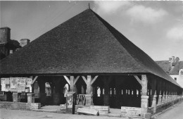 Questembert * Place Et Les Halles - Questembert