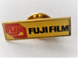 PINS PHOTOGRAPHIE  FUJIFILM LOGO /33NAT - Photographie