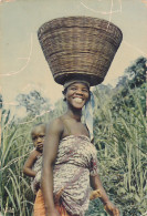 CPA ETHNICS, AFRICA, YOUNG MOTHER, BASKET - Afrika