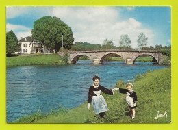 29 CHÂTEAUNEUF DU FAOU N7896 Le Pont De Pol-ty-Glas Auberge Du Saumon VOIR ZOOM Femme Et Fillette En Costumes Et Coiffes - Châteauneuf-du-Faou