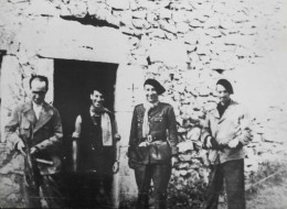 Photo Repro. - St-Martin-en-Vercors 2 Maquisards Entourent Le Capitaine Chabert Et Le Lt. Sylvain - TBE - Krieg, Militär