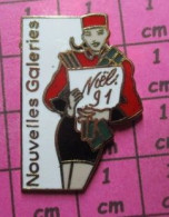 910E Pin's Pins / Beau Et Rare /  NOEL / 1991 GROOMETTE SEXY NOUVELLES GALERIES - Christmas