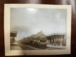 Conlie * RARE Photo Albuminée Circa 1900 * Arrivée Train Locomotive Machine * Ligne Chemin De Fer Sarthe * 10.2x7.5cm - Conlie