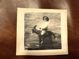 Jeux & Jouets * Enfant Sur Son Jouet Ancien * âne Mulet à Roulettes * Jeu * Photo Ancienne 10x9cm - Jeux Et Jouets