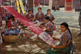 GUATEMALA . TEJIENDO TELAS TIPICAS - Guatemala