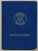 FRANCE / EGYPTE - Passeport émis à Paris 1981 (Fiscal 200,00F) + Fiscaux Egyptiens / Ambassade Egypte à Paris 1984 - Covers & Documents