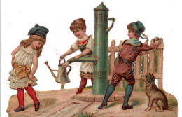 Chromos Découpis Gaufré;   Trois Enfants Remplissant Un Arrosoir . Pompe  à Eau Manuelle   16x11  Cms  (voir Scan ) - Kinderen