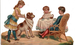 Chromos Découpis Gaufré;   Trois Enfants Prenant Leur Café Et Chien Avec Une Serviette   16x10,5  Cms  (voir Scan ) - Infantes