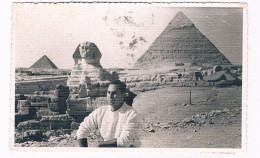 AFR-1631  Man Sitting In Front Of A SPHINX And PYRAMIDE - Sphinx