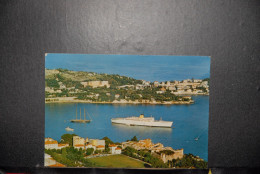 CP, 06 - ALPES MARITIMES,  VILLEFRANCHE SUR MER,  Le Stade, La Rade Et Le Cap Ferrat - Villefranche-sur-Mer