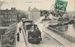 18 Vierzon  Train Tramway  Rue Voltaire - Vierzon