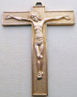 CRX-121 Croix Plate Métal Doré Avec Christ En Relief - Art Religieux
