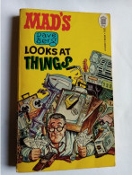 LIVRE BD De DAVE BERG " MAD'S " En Anglais 1969 Looks At Things - Other Publishers