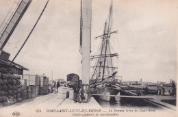 SAINT LOUIS DU RHONE(LA GRUE) BATEAU EN DECHARGEMENT - Saint-Louis-du-Rhône