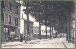 CPA Vue Très Rare - SEINE SAINT DENIS - ROMAINVILLE - PLACE DES TROIS COURONNES - Belle Animation, Café épicerie - - Romainville